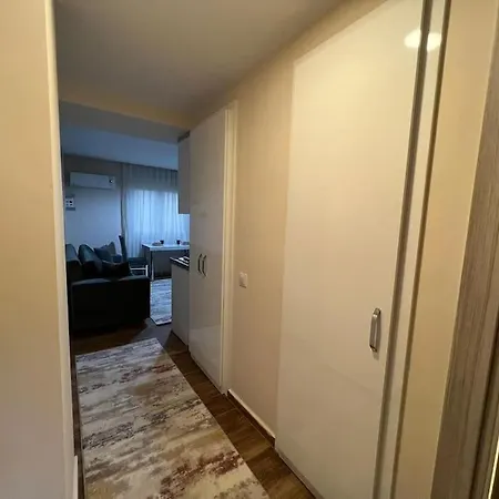 Giris Kat,merkezi Konum, Alisveris Merkezi Karsisi'3' דירה *